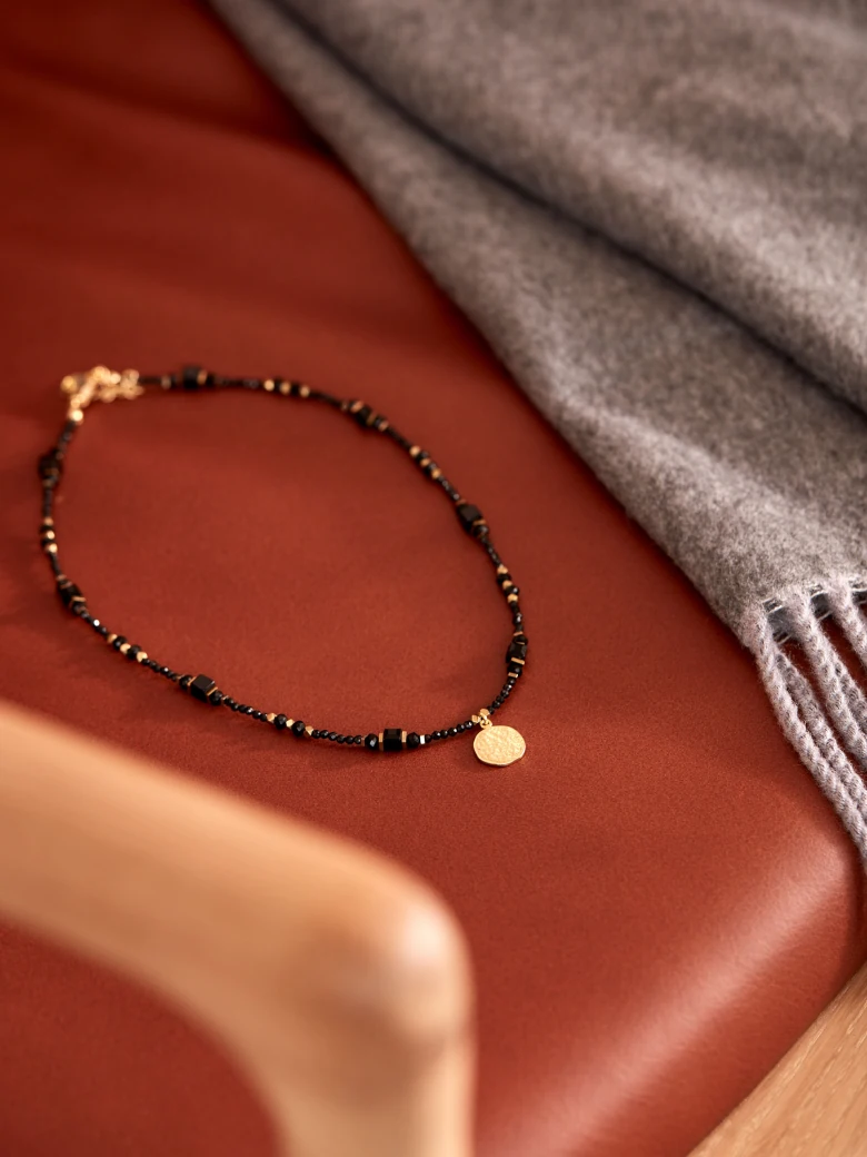NECKLACE OF GOLD-PLATED SILVER WITH A COIN