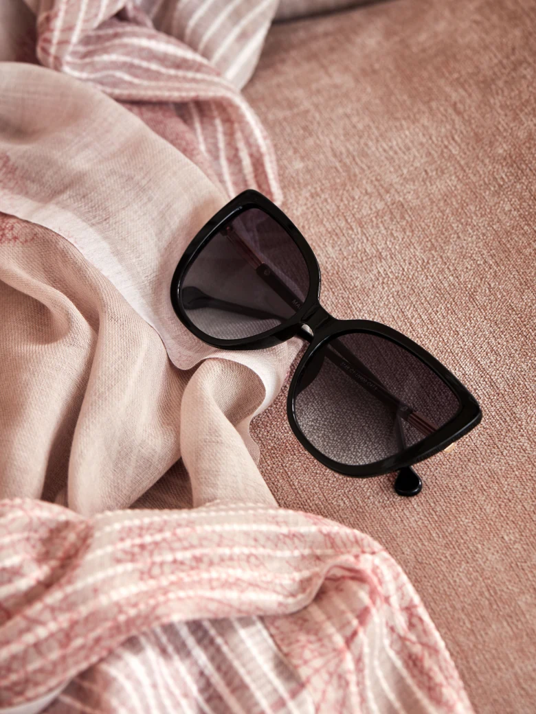 CAT-EYE GLASSES