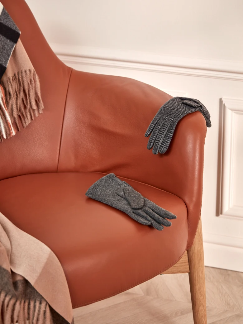 GLOVES IN PEPITA PATTERN