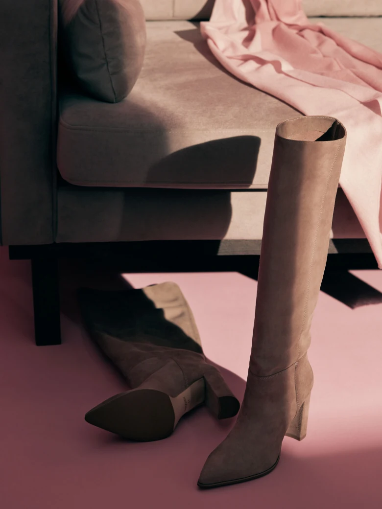 BROWN SUEDE BOOTS BEFORE THE KNEE