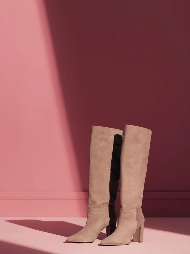 BROWN SUEDE BOOTS BEFORE THE KNEE