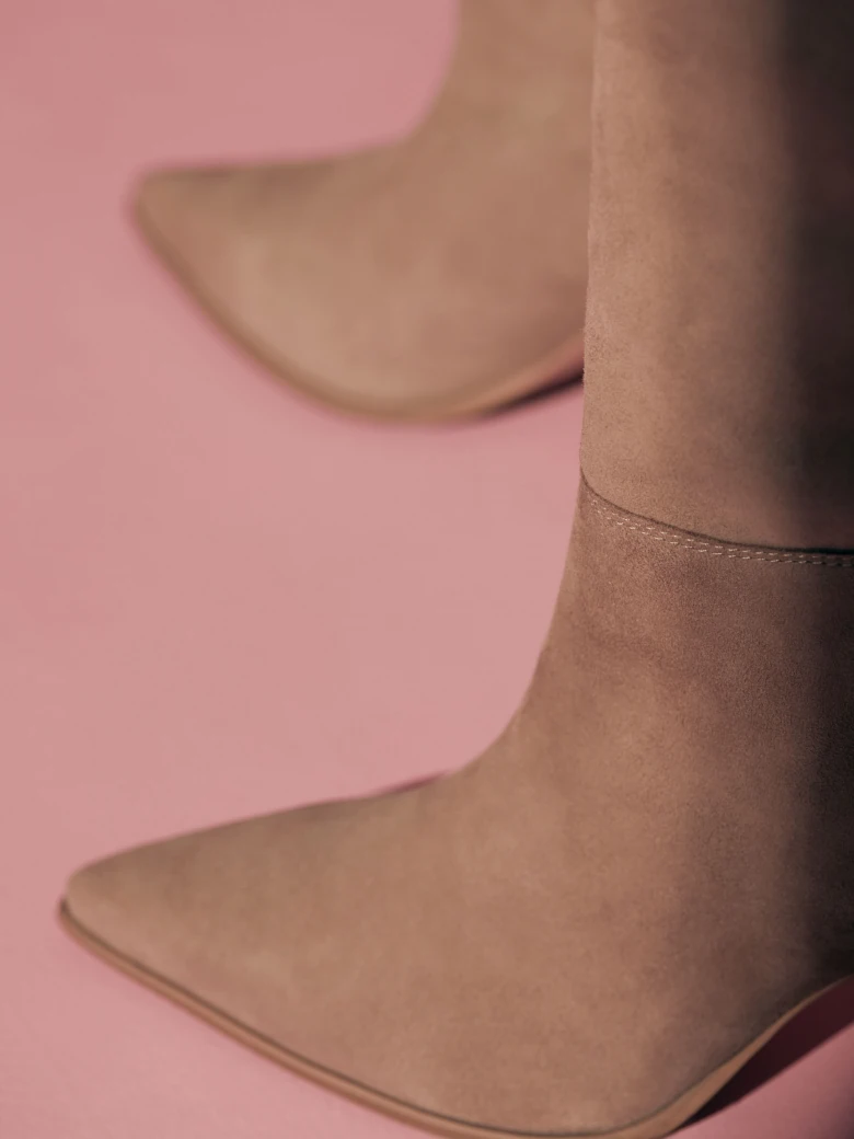 BROWN SUEDE BOOTS BEFORE THE KNEE
