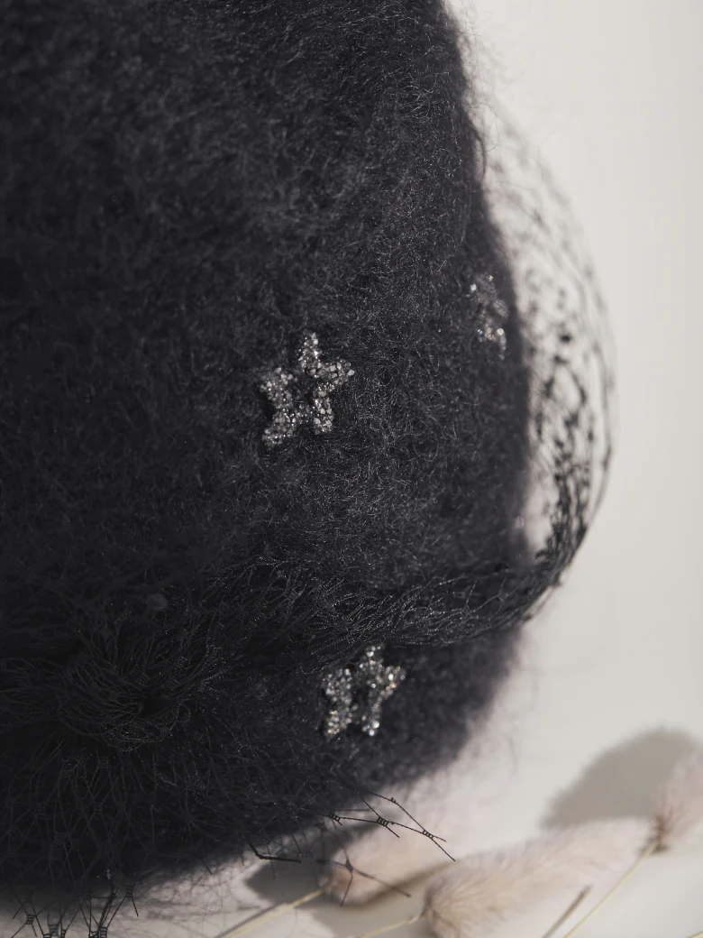 BLACK CAP WITH VEIL