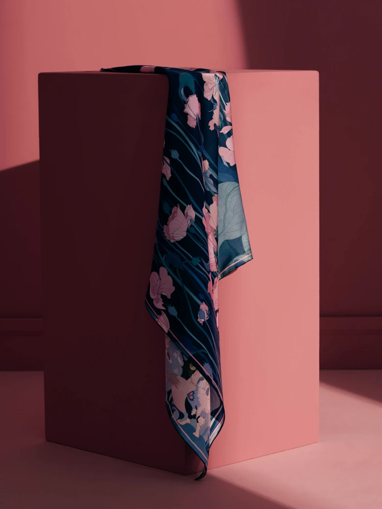 LARGE SILK GAVROCHE