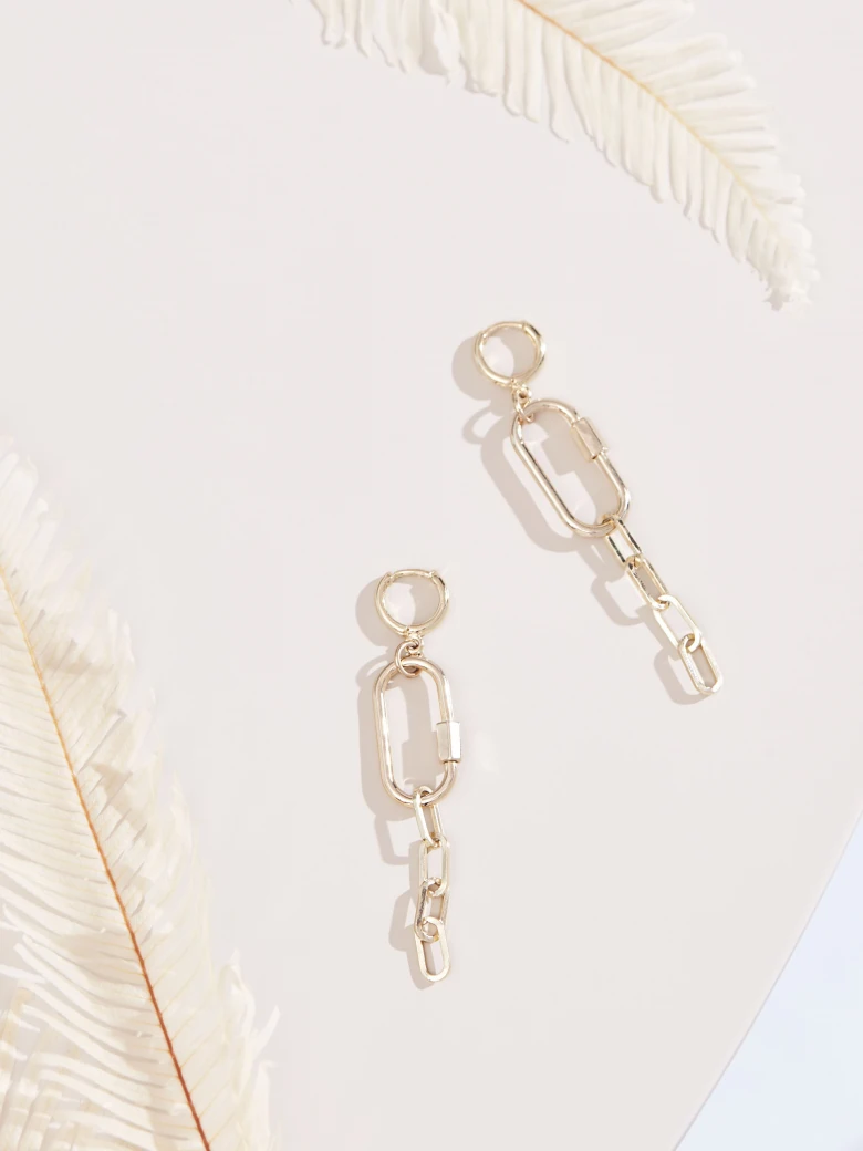 LONG EARRINGS WITH CHAIN MOTIF