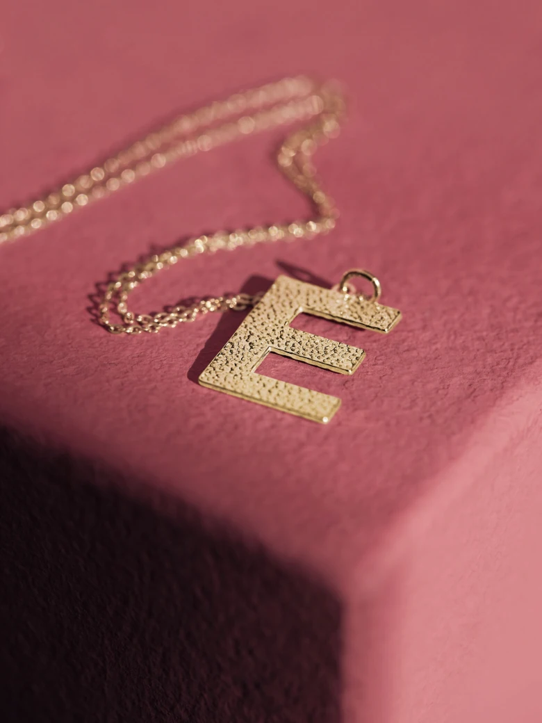 DELICATE CHAIN WITH THE LETTER