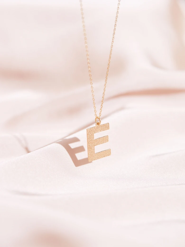 DELICATE CHAIN WITH THE LETTER