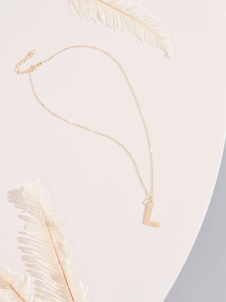 DELICATE CHAIN WITH THE LETTER