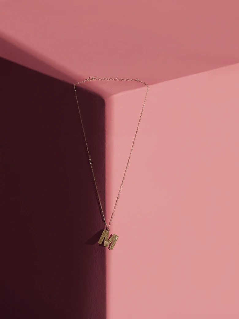 DELICATE CHAIN WITH THE LETTER