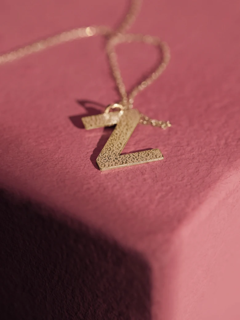 DELICATE CHAIN WITH THE LETTER