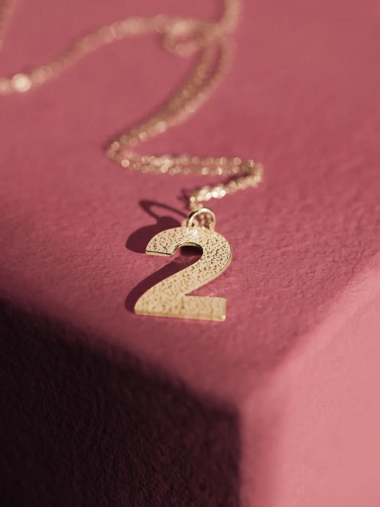 DELICATE CHAIN WITH THE NUMBER