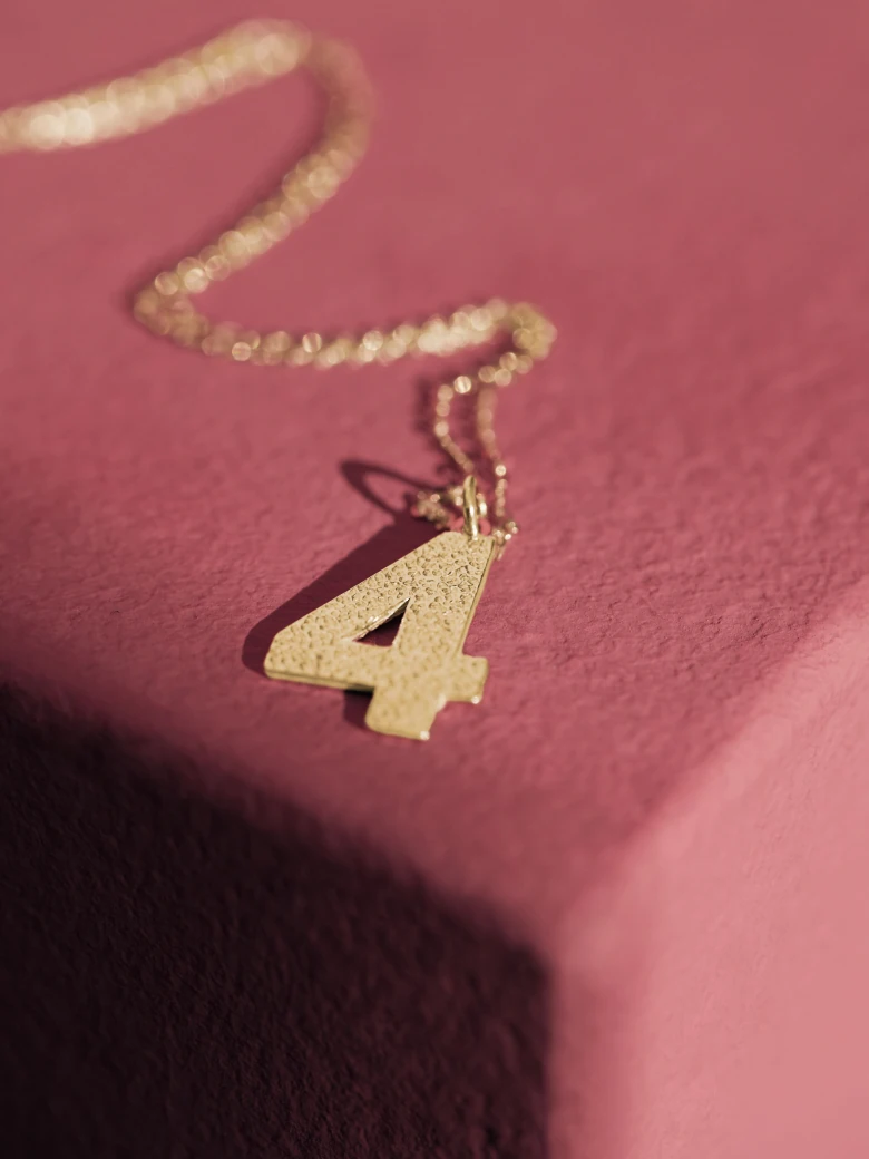 DELICATE CHAIN WITH THE NUMBER