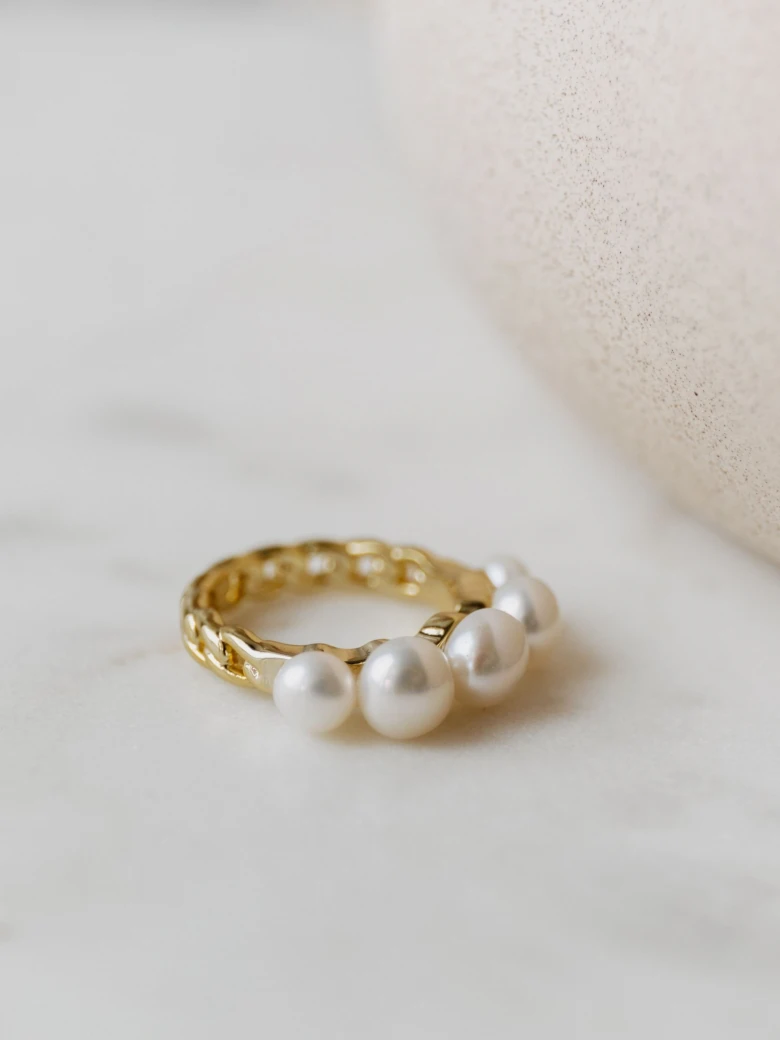 RING WITH PEARLS