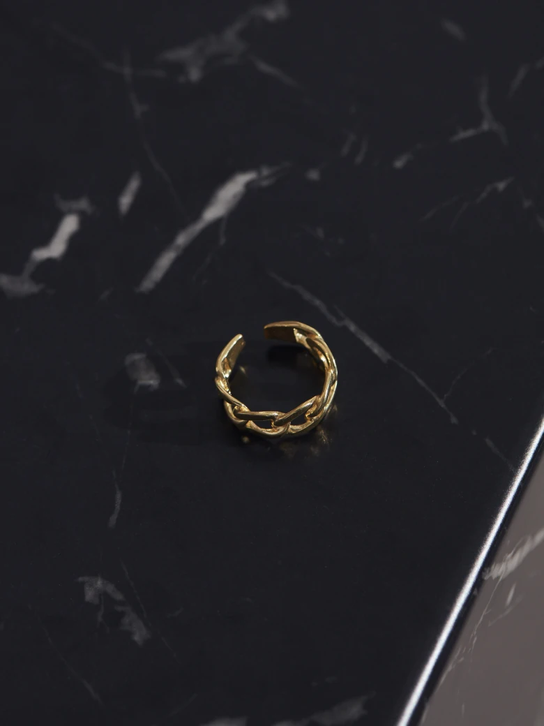 RING WITH CHAIN MOTIF