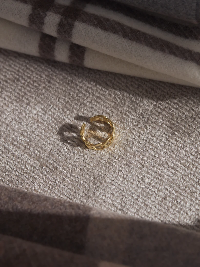 RING WITH CHAIN MOTIF