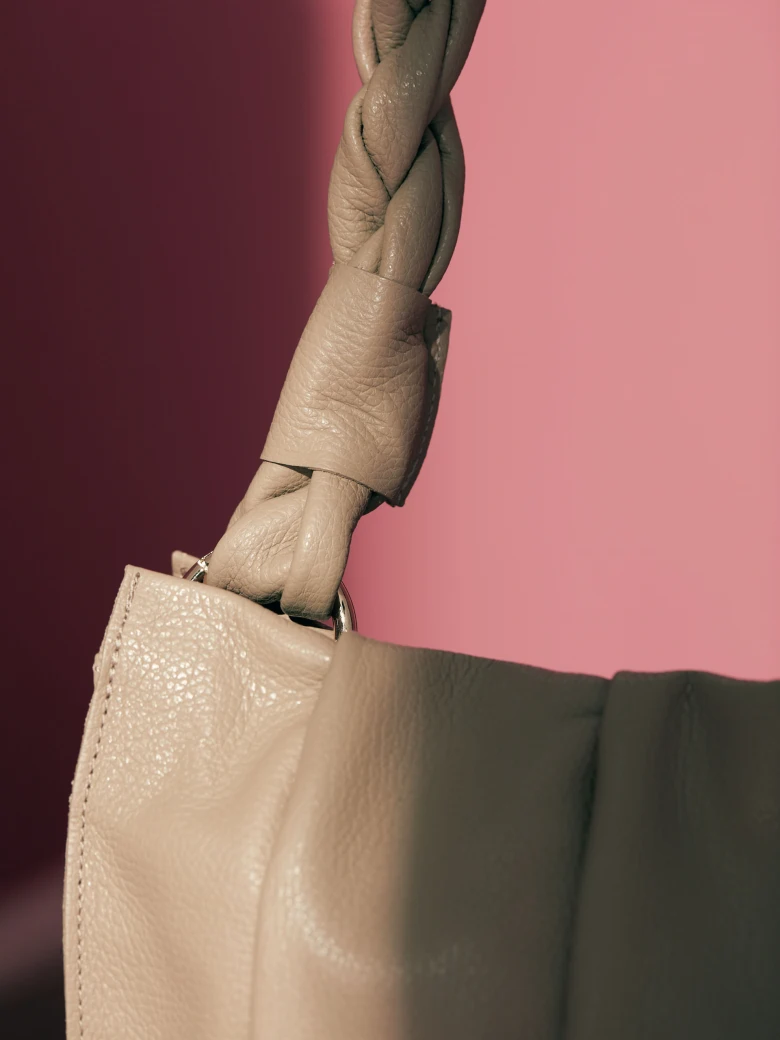 MEDIUM LEATHER HANDBAG