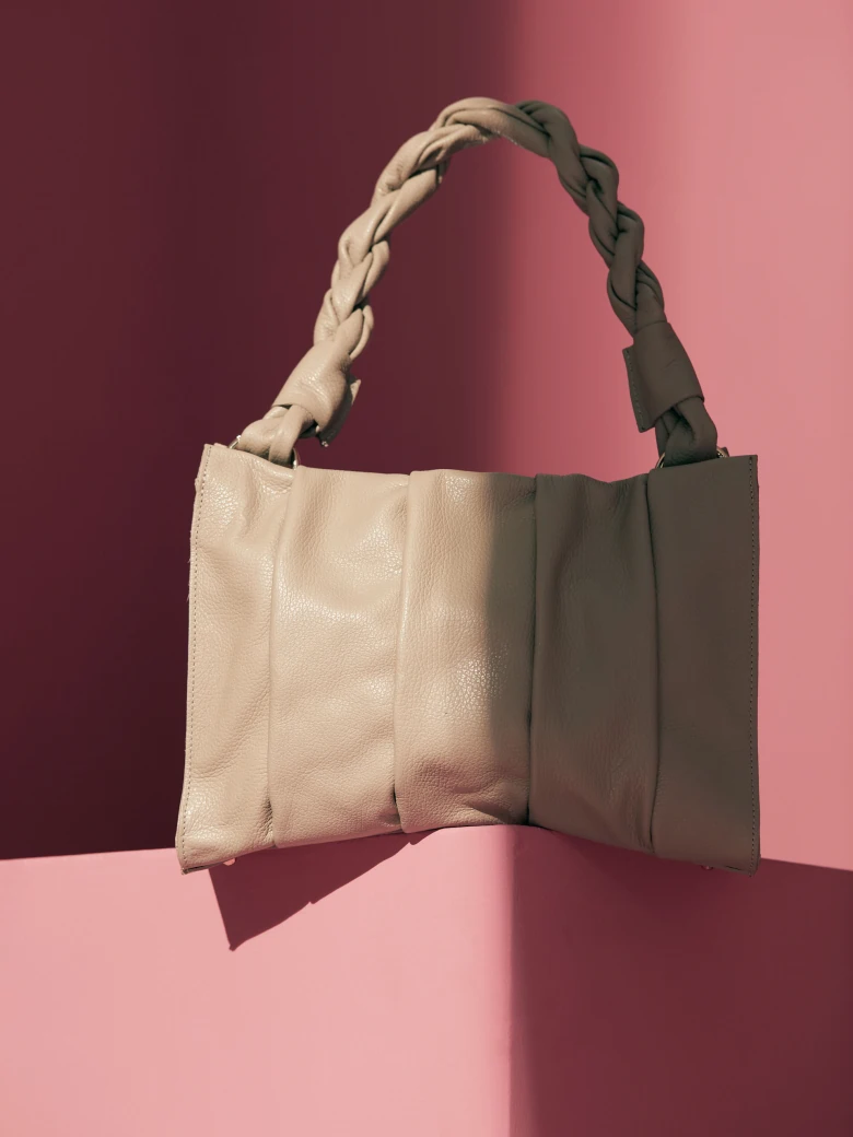 MEDIUM LEATHER HANDBAG