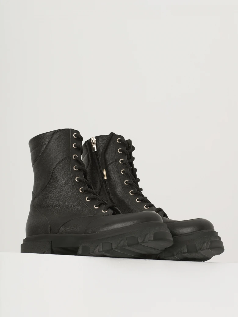 Lace-up boots in black color