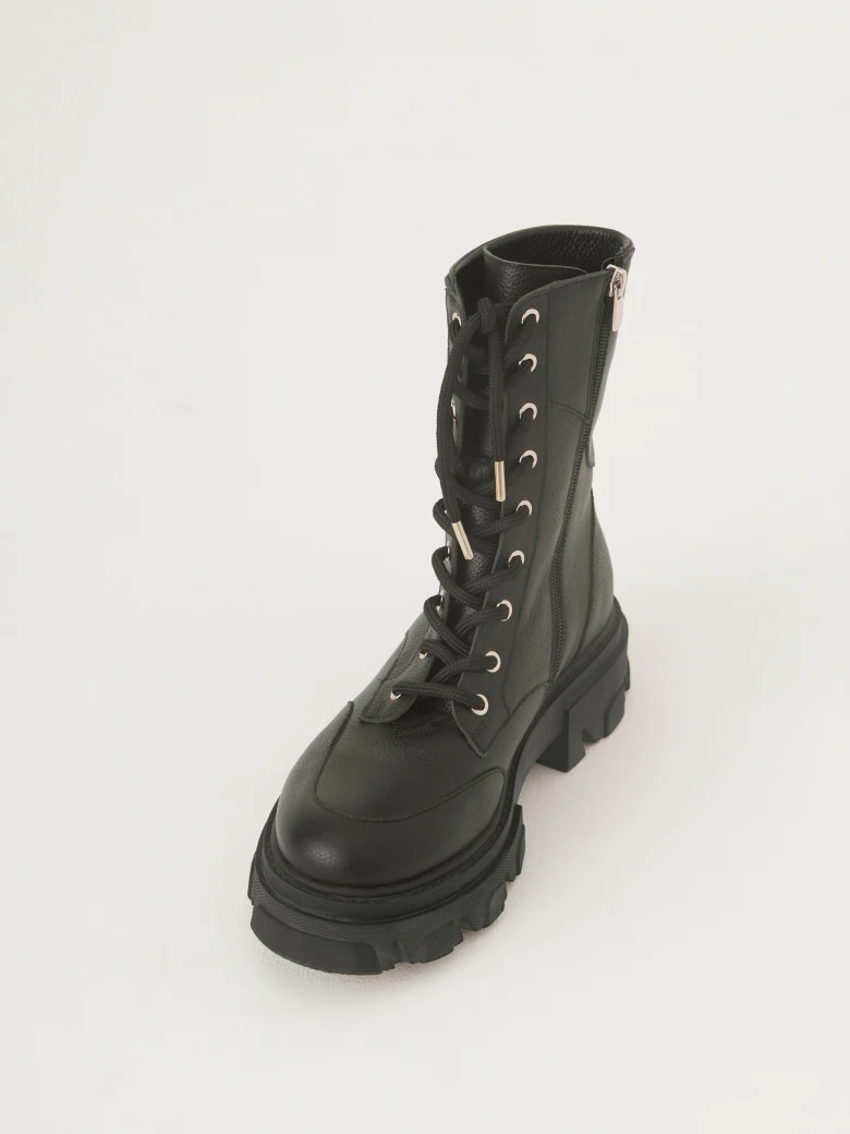 Lace-up boots in black color