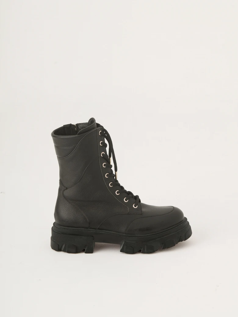 Lace-up boots in black color
