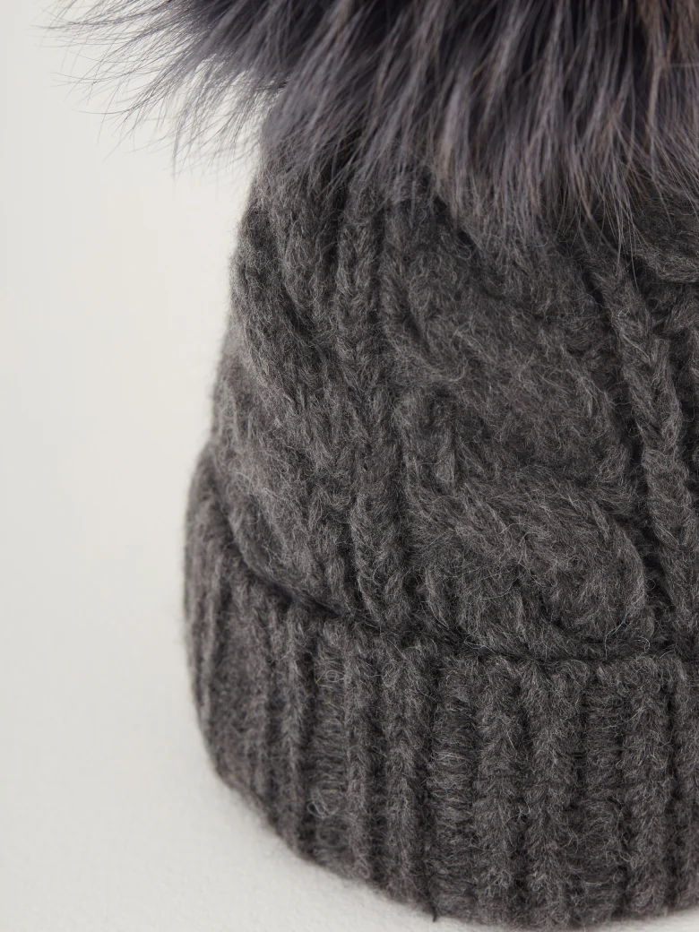 Beanie with wool and pom-pom