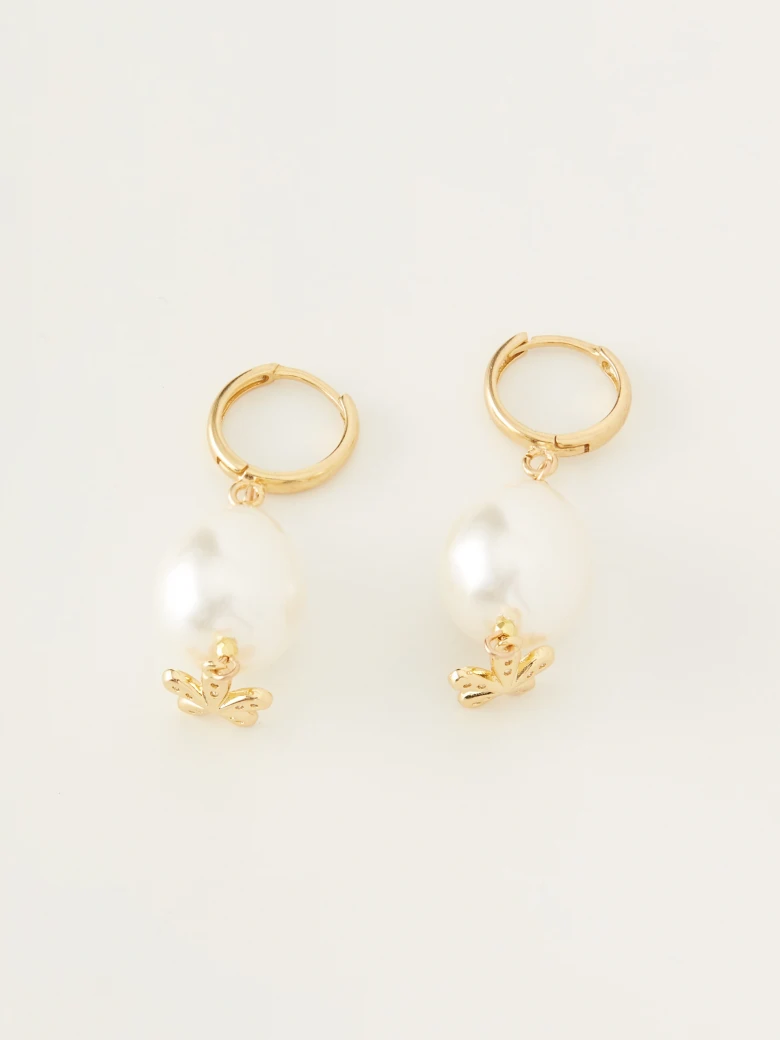 Long earrings with pearl and decorative flower