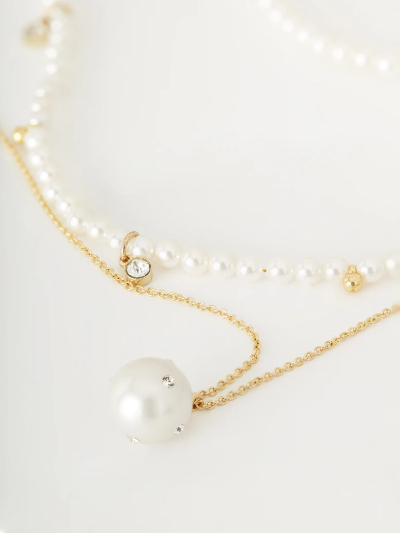 Cascading necklace wit glass pearls