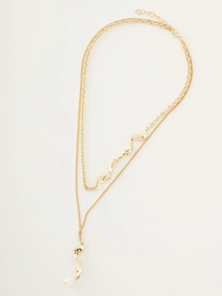 Necklace with decorative pearl