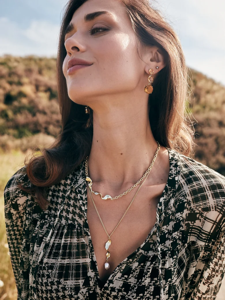 Necklace with decorative pearl