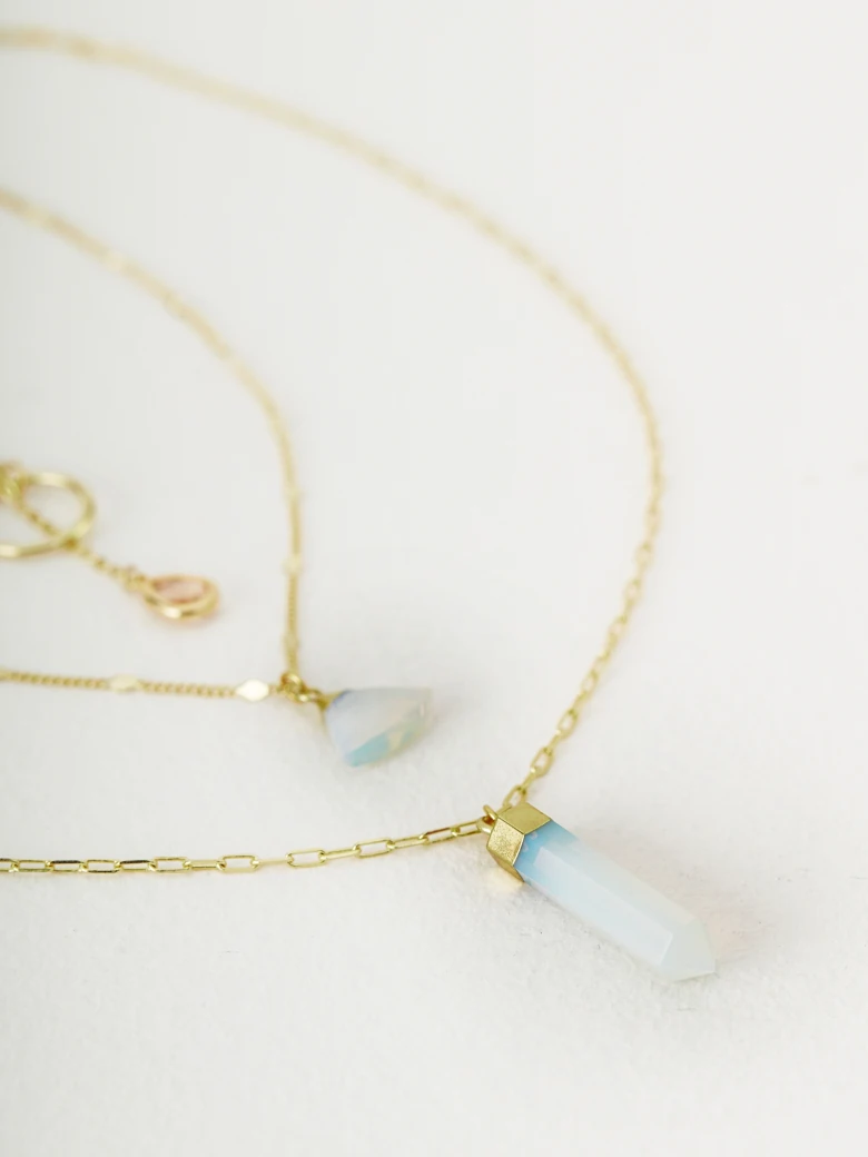 Cascading necklace with glass stones