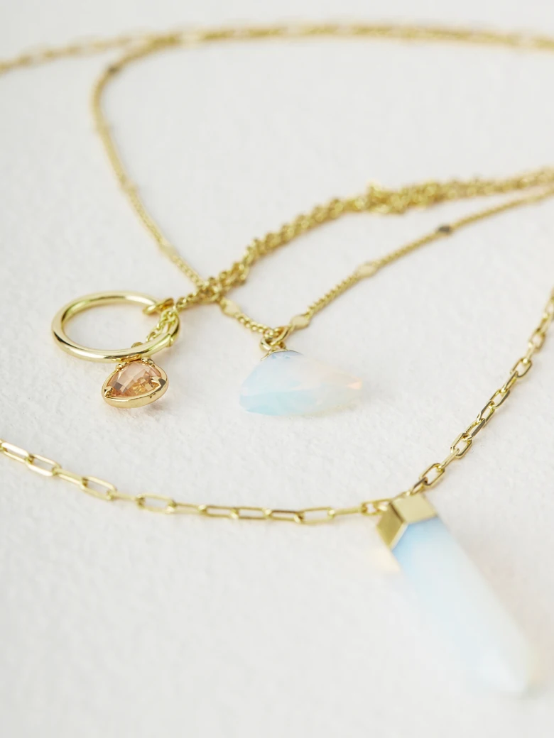 Cascading necklace with glass stones