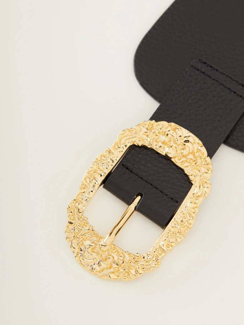 Black belt with grooved buckle