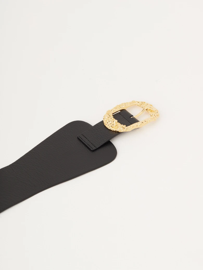 Black belt with grooved buckle