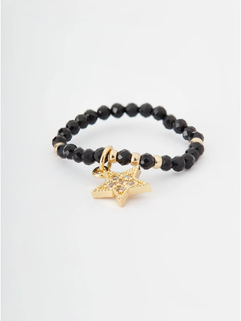 Elastic ring with onyx
