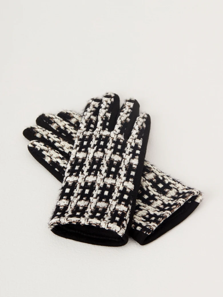 Knitted gloves in checkered pattern