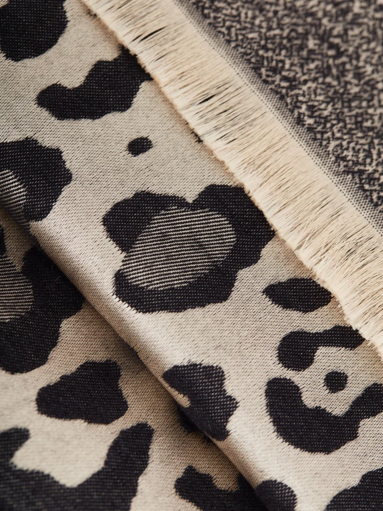 Elegant scarf with silk