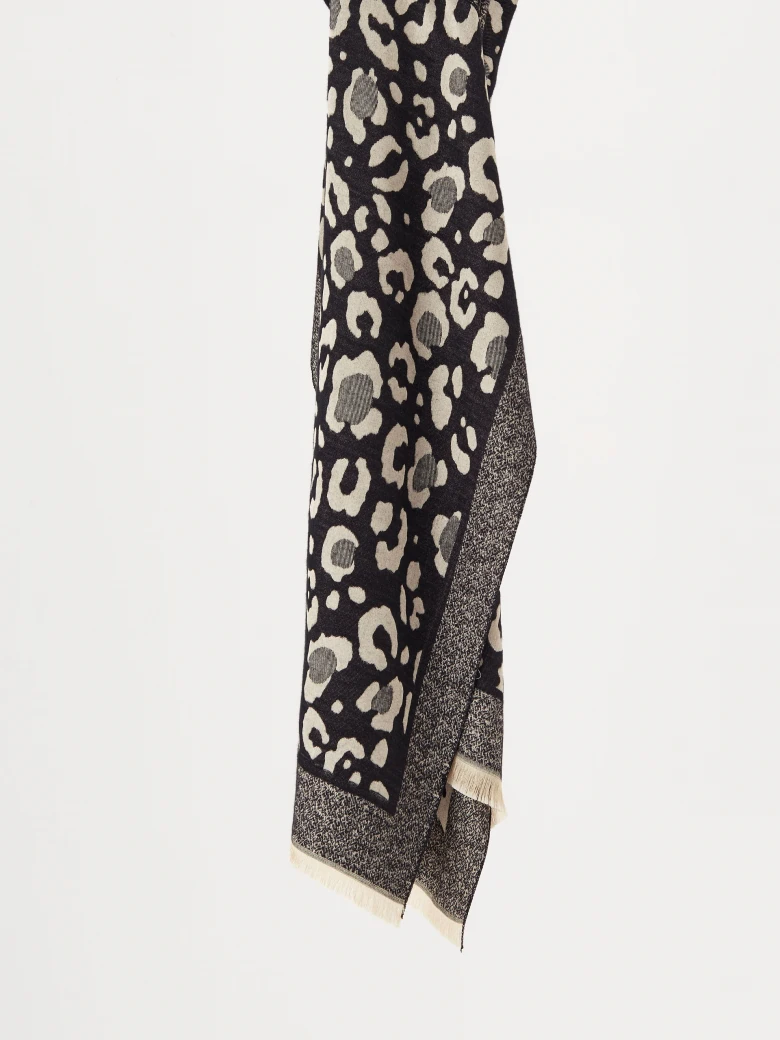 Elegant scarf with silk
