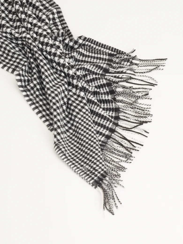 Soft scarf in black shades
