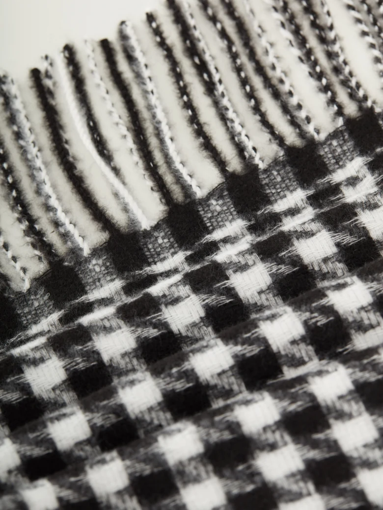 Soft scarf in black shades