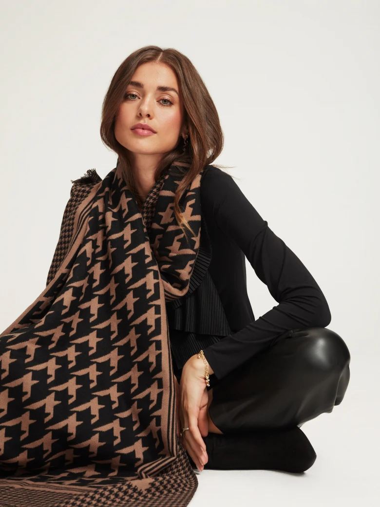 Large shawl in a peplite pattern in shades of brown and black