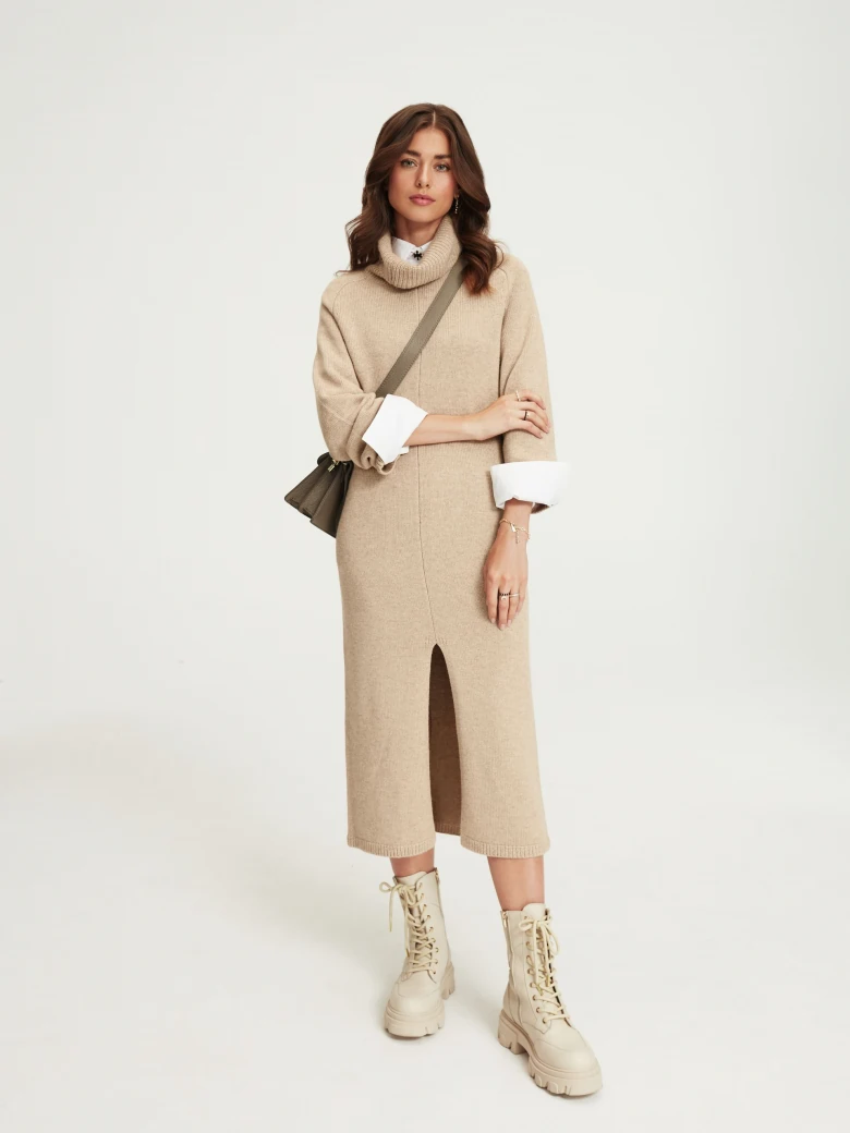 Leather handbag in taupe color