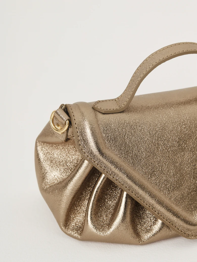 Leather wrinkled handbag