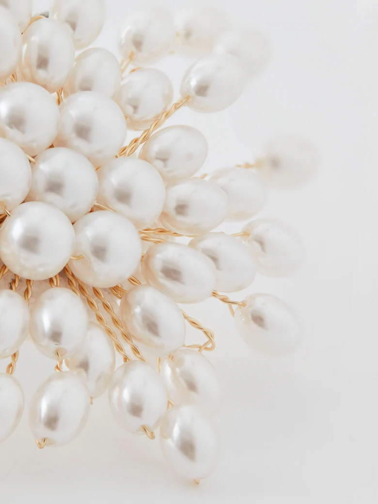 Brooch with pearl beads