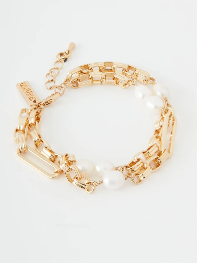 Bracelet in gold color with natural pearls