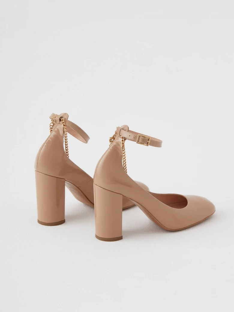 Beige patent leather pumps