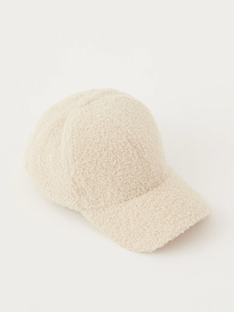 Kremowa czapka z daszkiem o puszystej strukturze