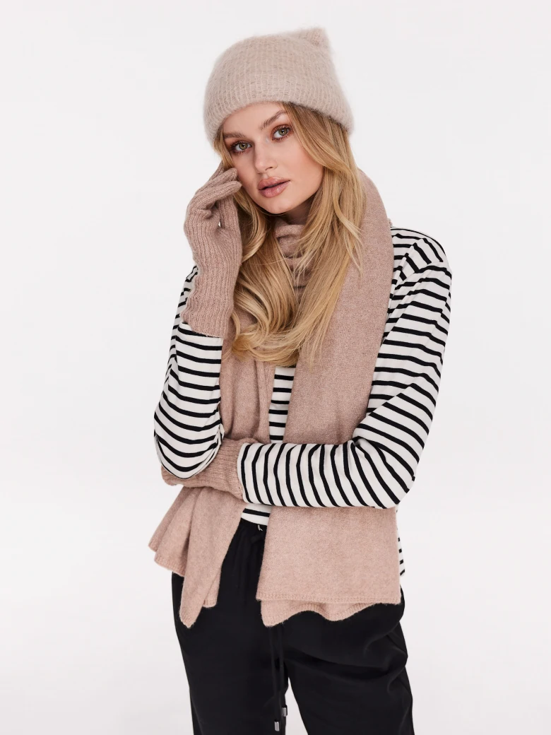 Beige beanie with high drawstring, mohair base