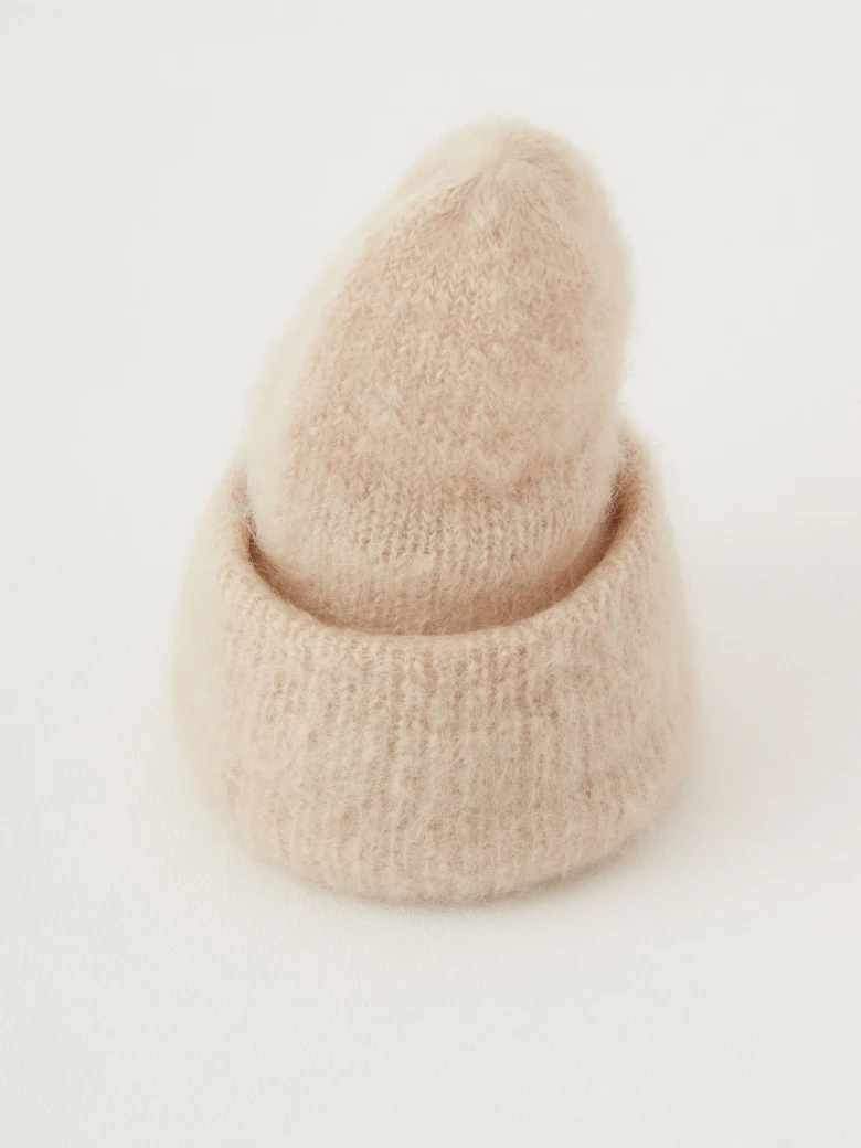 Beige beanie with high drawstring, mohair base