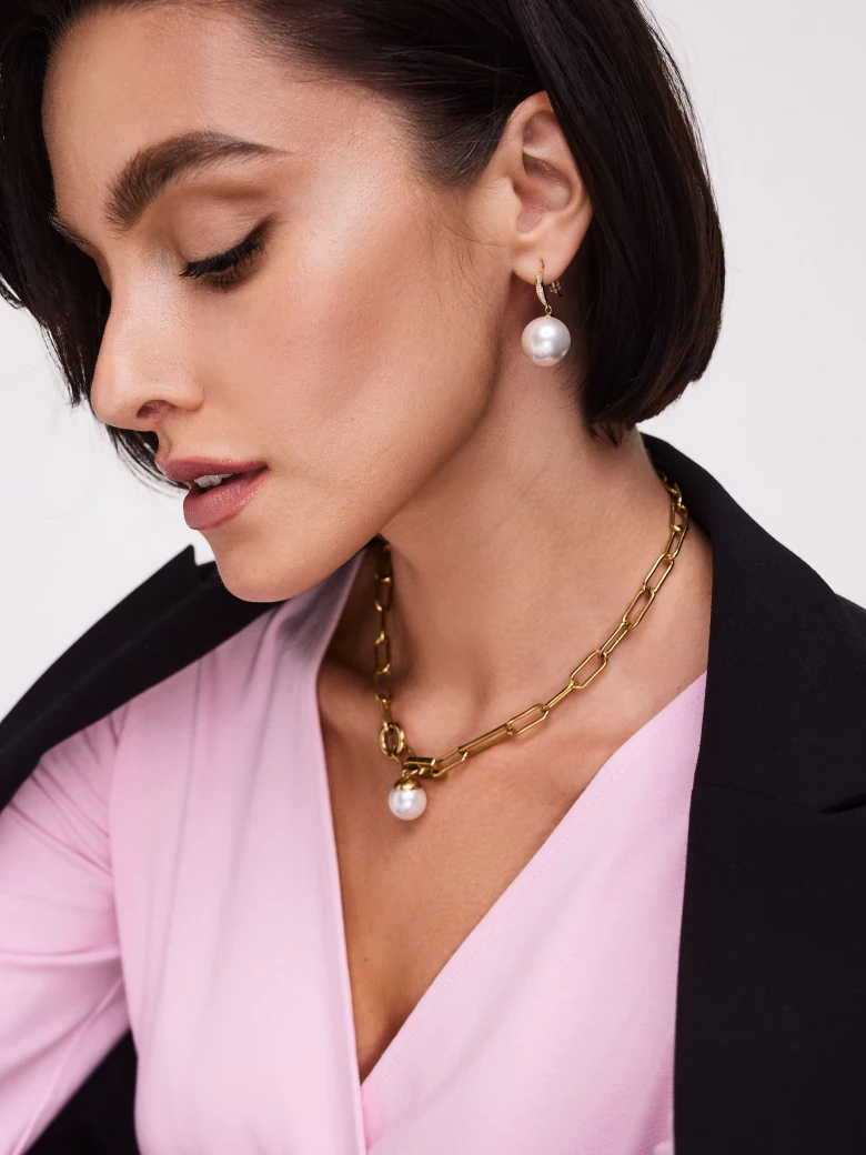 Earrings with pearls
