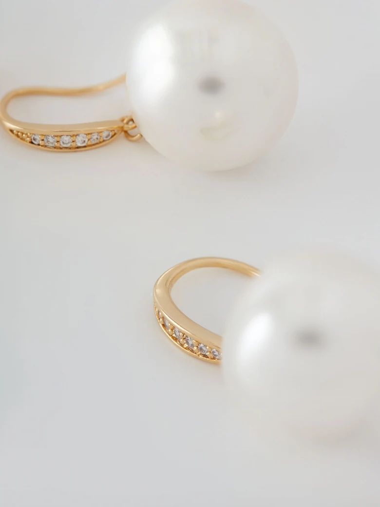 Earrings with pearls